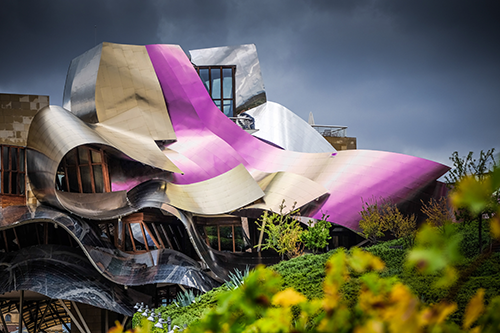 チタン特有の魅力である色彩美のイメージ画像